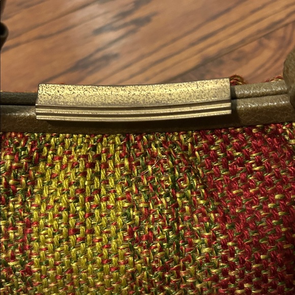 Vintage woven bag with metal clasp. Straps are not real leather, super cute bag! - Picture 2 of 8